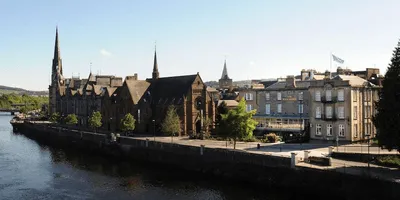 The Royal George Hotel overlooks the Tay